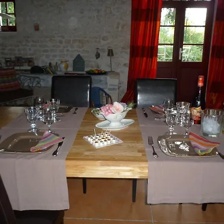 Le Logis De La Poupeliere Bed & Breakfast Vouhe (Charente-Maritime)